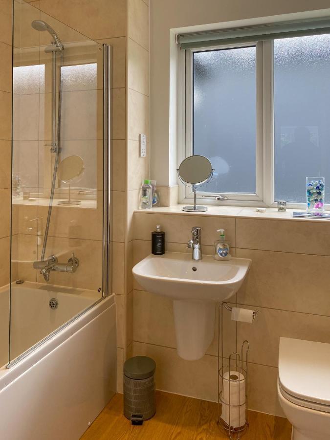 Beautiful, Contemporary 3 Bedroom Apartment Bath Esterno foto