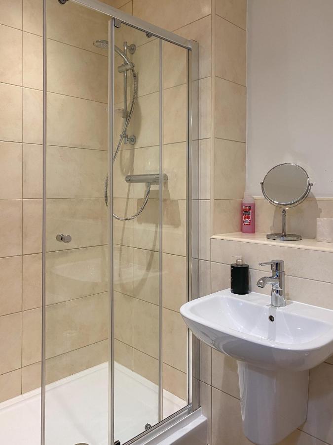 Beautiful, Contemporary 3 Bedroom Apartment Bath Esterno foto
