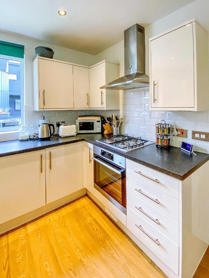Beautiful, Contemporary 3 Bedroom Apartment Bath Esterno foto