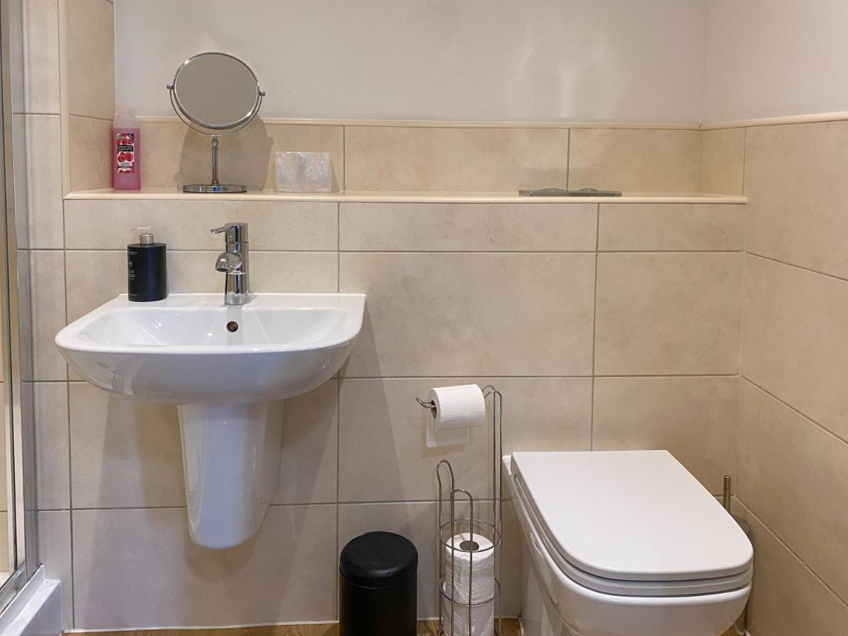 Beautiful, Contemporary 3 Bedroom Apartment Bath Esterno foto