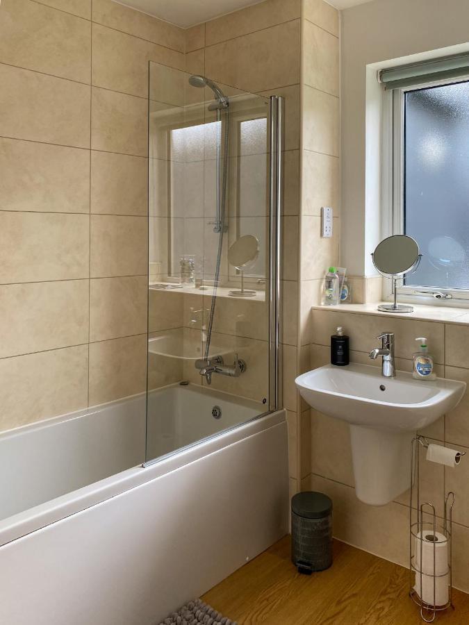Beautiful, Contemporary 3 Bedroom Apartment Bath Esterno foto